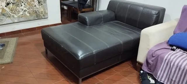 Chaise em couro preto contemporâneo