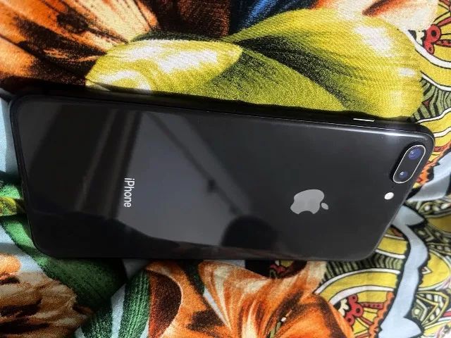iPhone 8 Plus 64g, com caixa e nota 650$ - Foto 2
