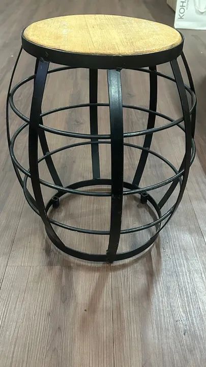 Banqueta Seat Garden de ferro e madeira modelo barril