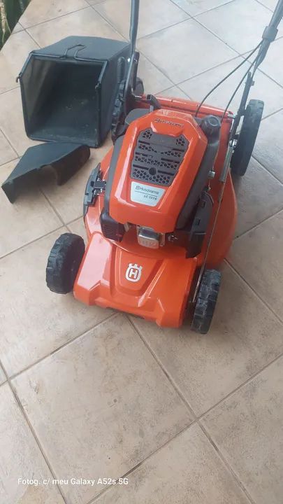 Máquina de cortar grama a gasolina com tração Husqvarna - Foto 6