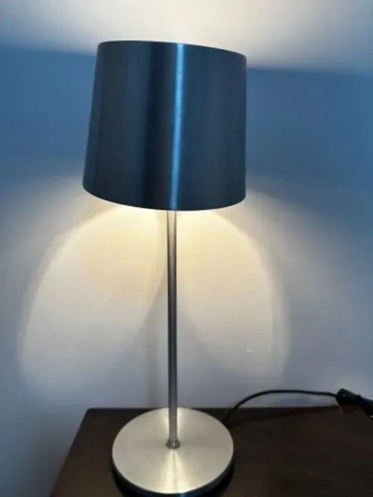 Abajur Moderno Tok&Stok em Aço Escovado com Lâmpada LED