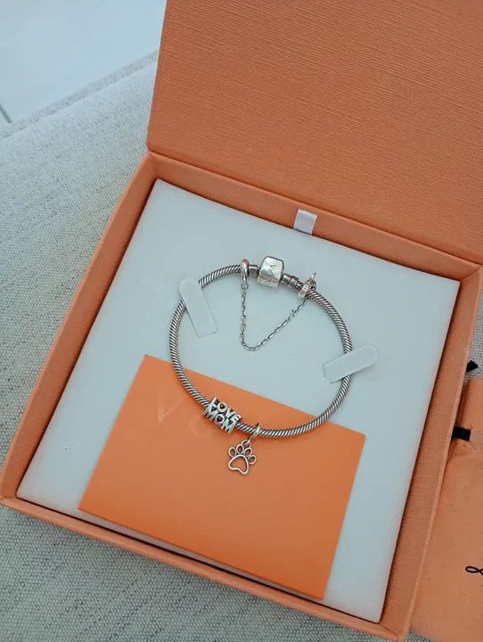 Pulseira Vivara Original com berloques e trava de segurança  - Foto 2