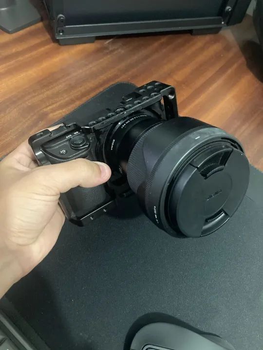 Câmera Sony a6400 com lente sigma 16mm