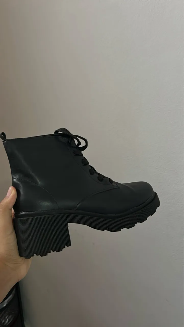Bota coturno preta