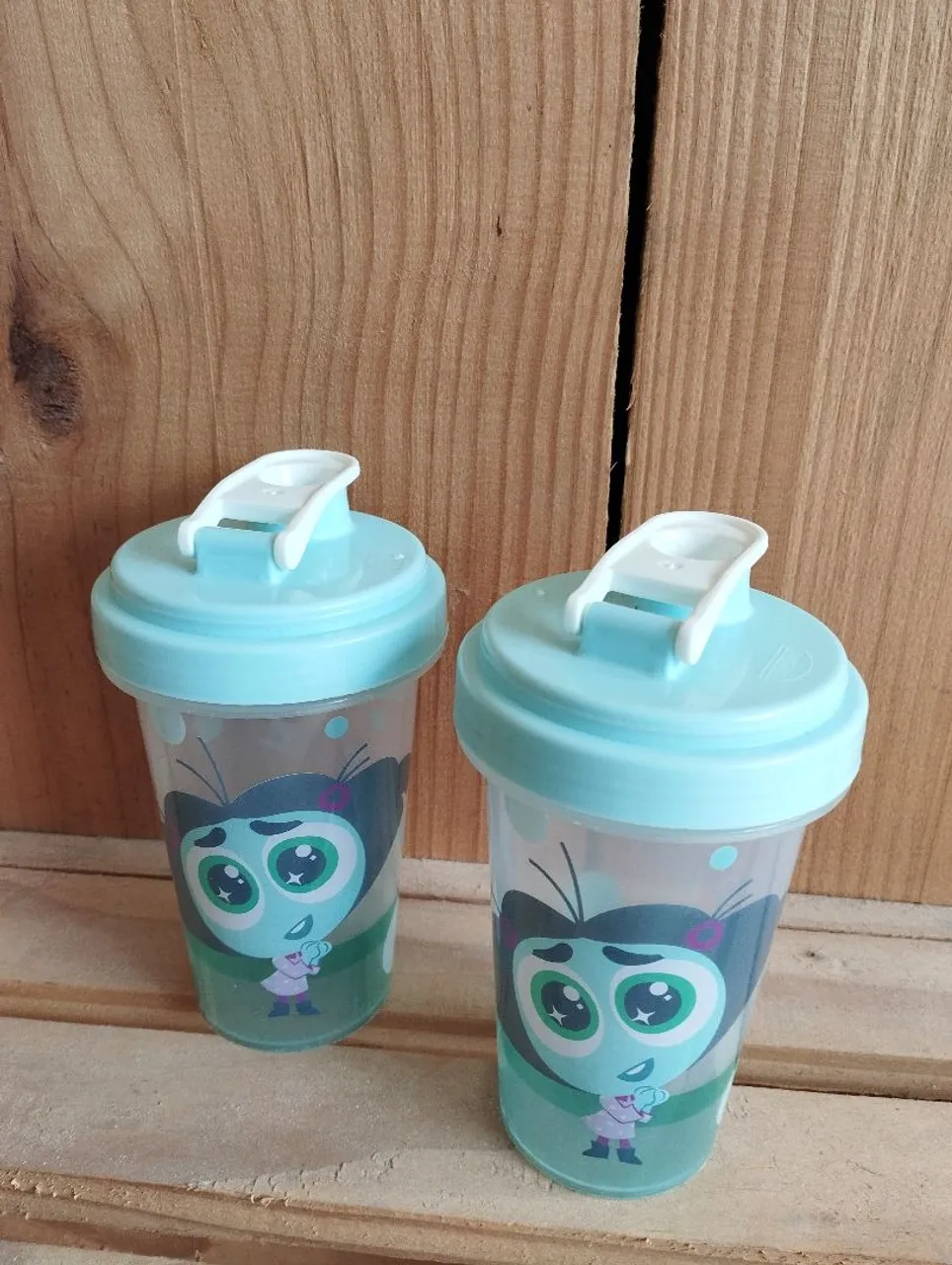 2 Copos com Tampa Infantil Vampirina