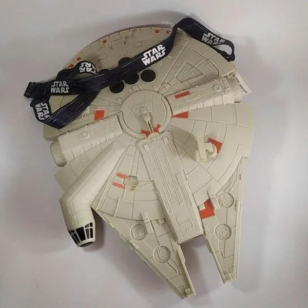 NAVE ESPACIAL MILLENIUM FALCON com luzes, da saga Guerra nas Estrelas  - Foto 3