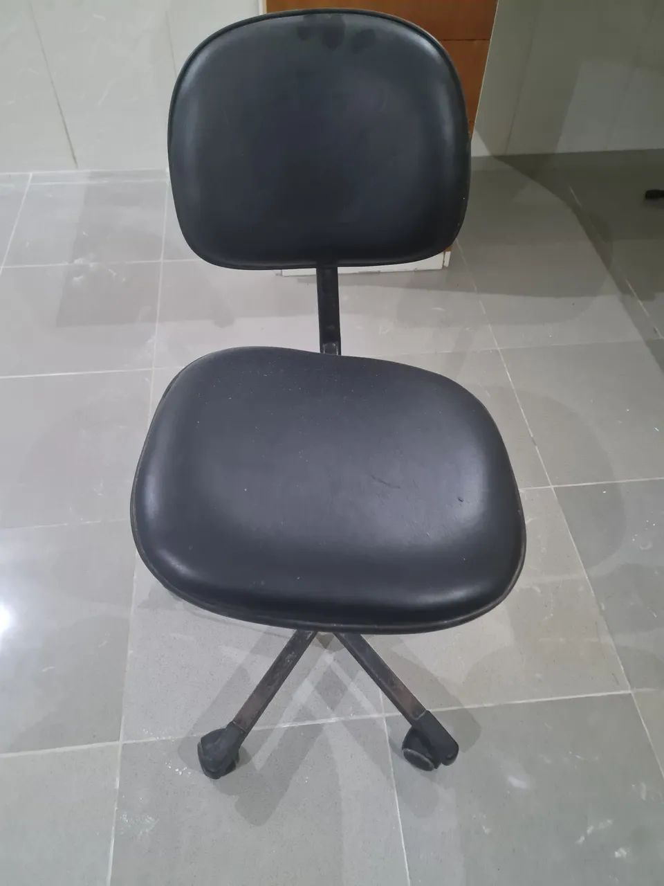 Cadeira de escritório preta simples - Foto 2