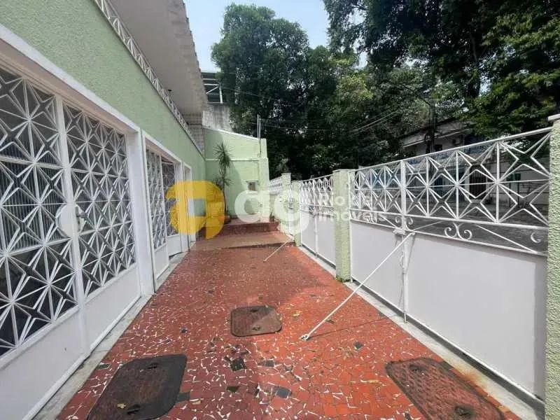Casa com piscina à venda em Vila Valqueire
