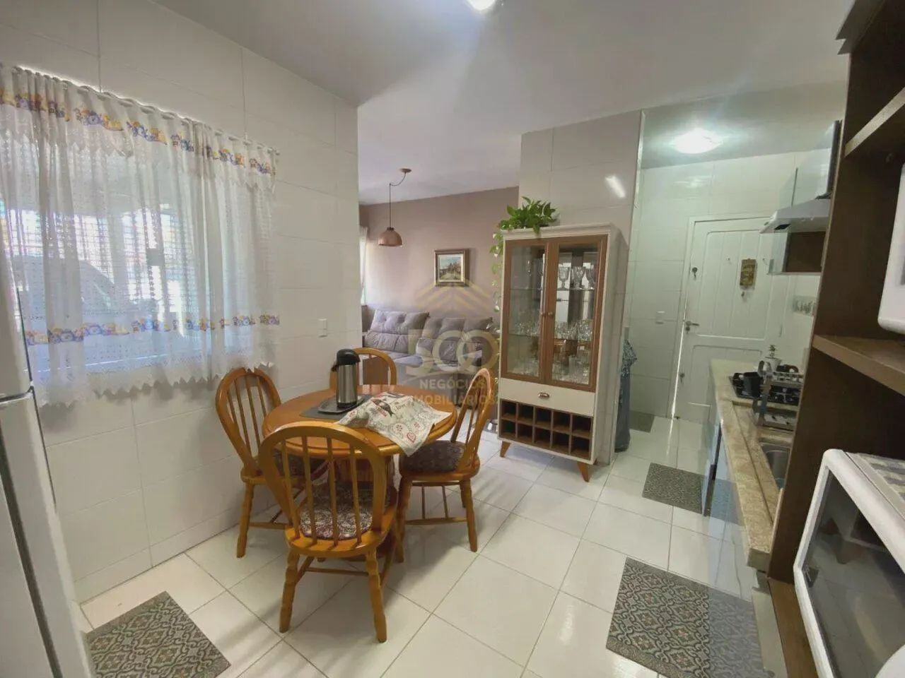 DU/ Casa à venda 2 dormitórios no bairro Fundos, com 2 vagas de garagem e sacada com churr - Foto 4
