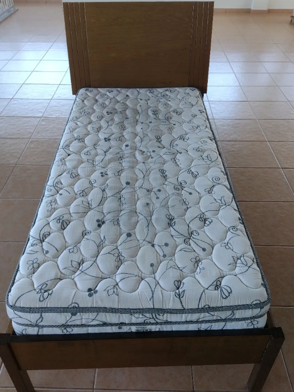 CAMA DE SOLTEIRO COM COLCHÃO AMBOS EM EXCELENTE ESTADO