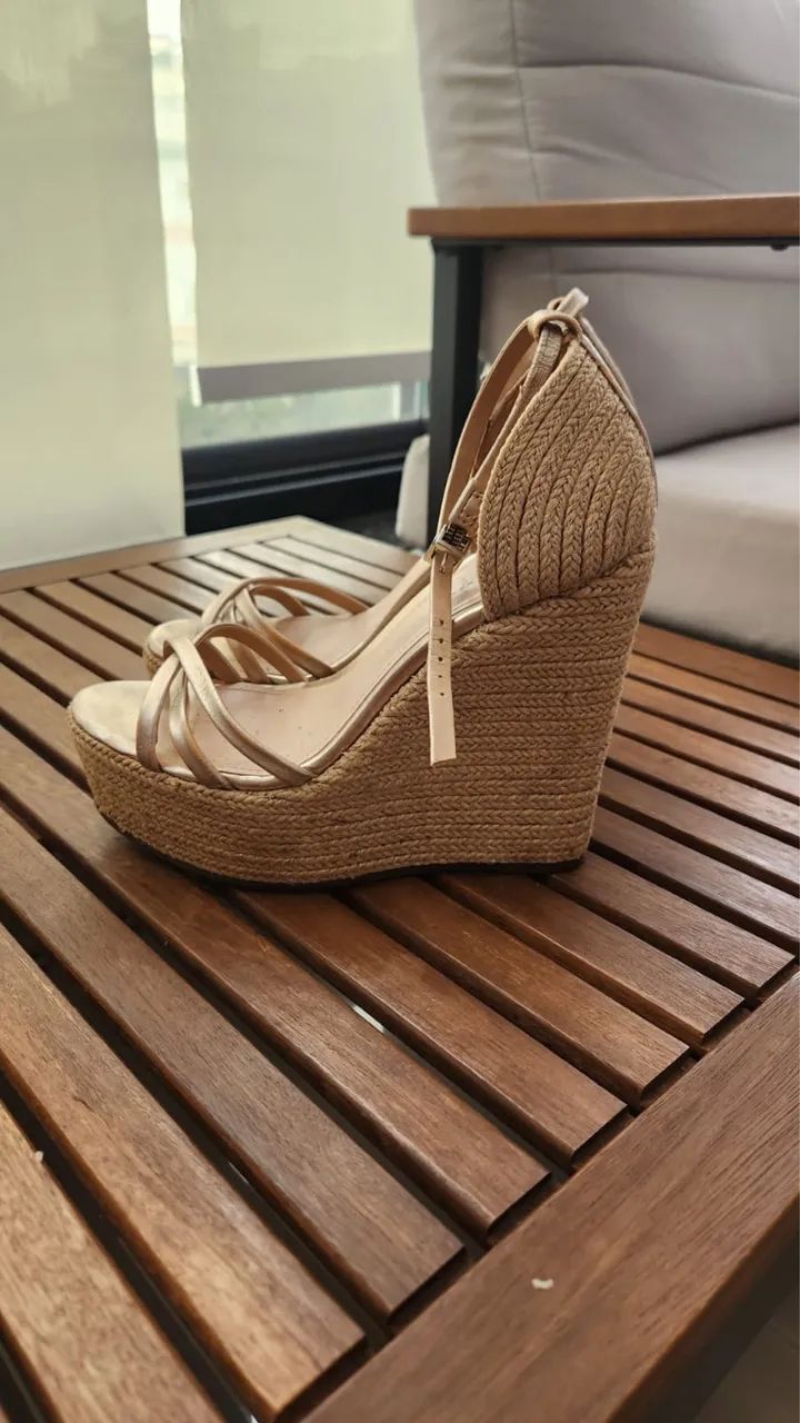 sandália schutz de plataforma alta com salto anabela em corda