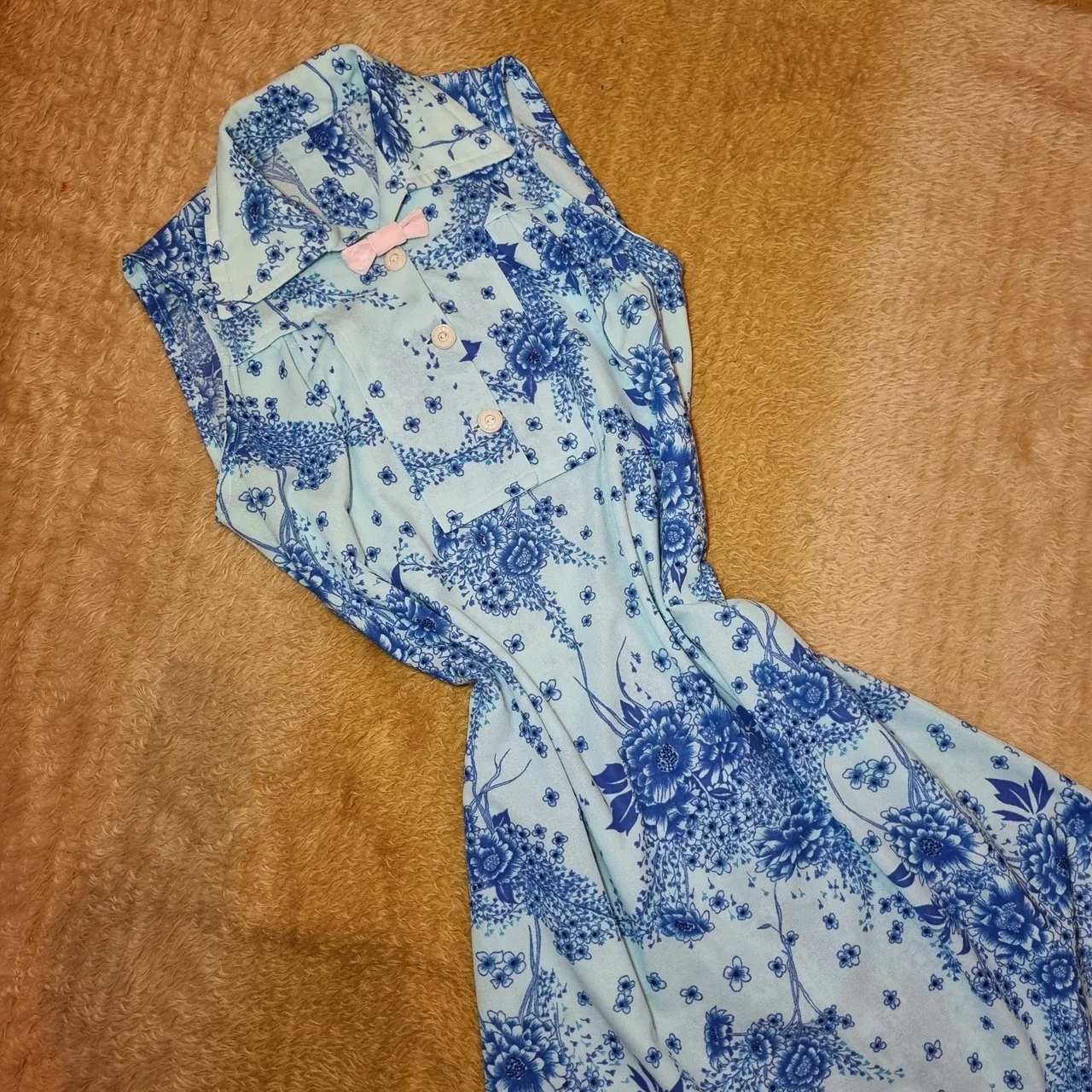 Vestiso azul + laço rosa