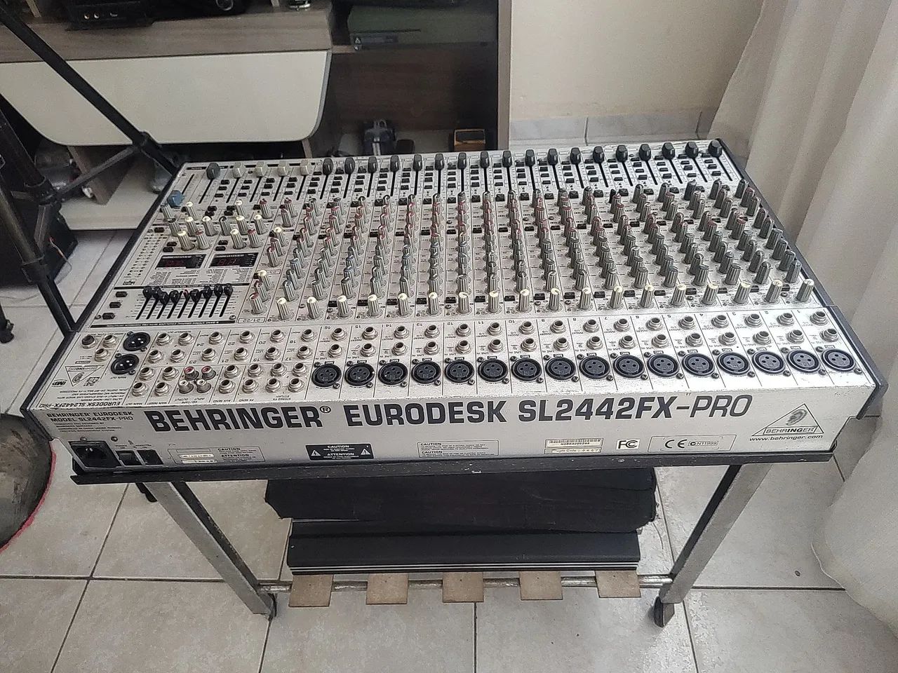 Mesa de som Behringer 24 canais