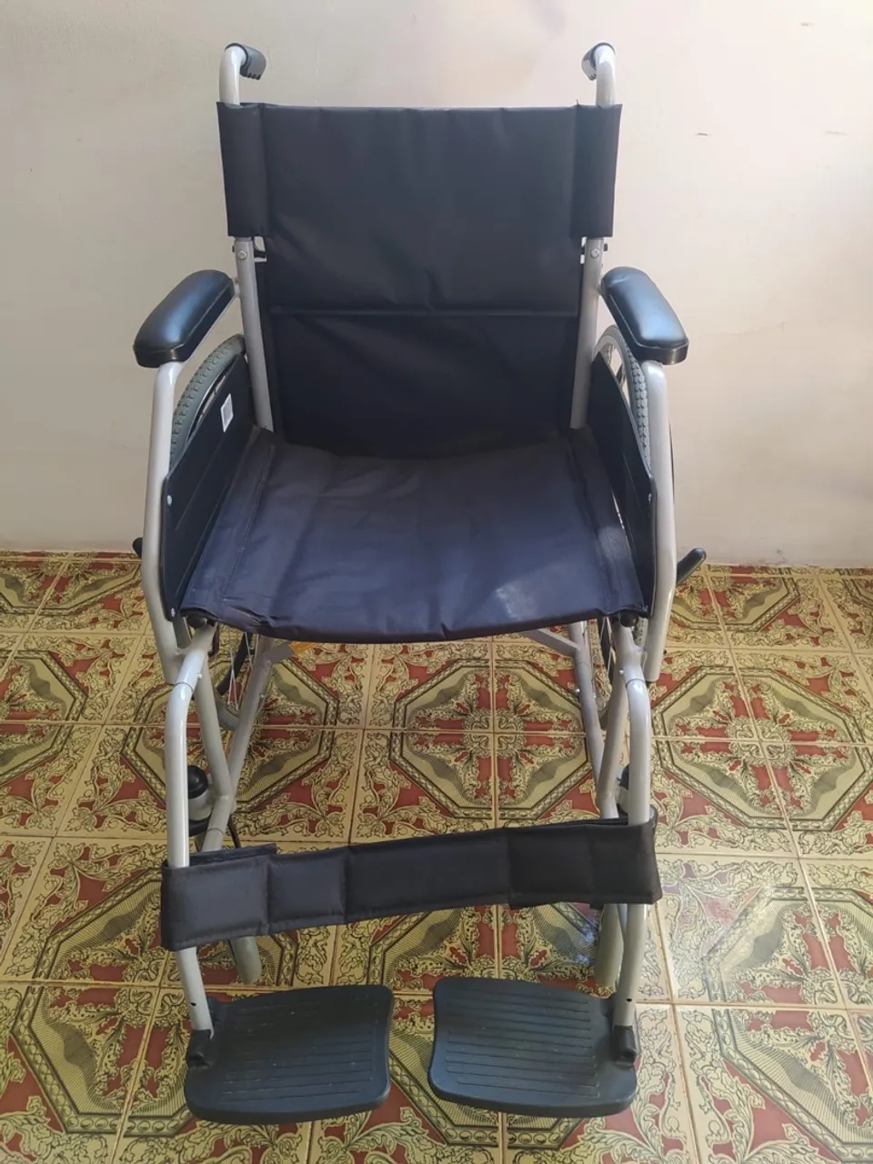 Lote cadeira de rodas entre outras coisas