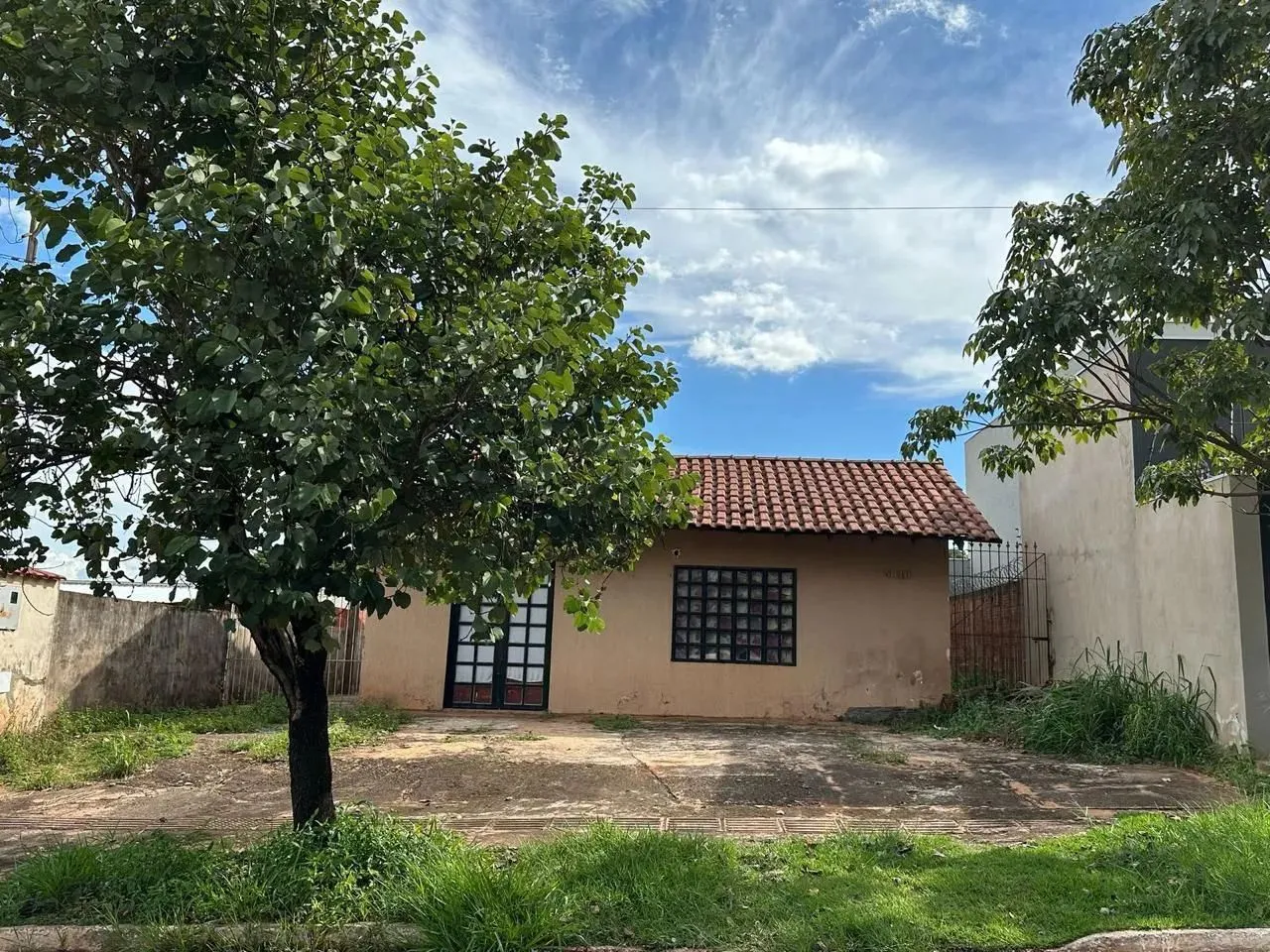 VENDE CASA COM 4 QUARTOS COM EDICULA BAIRRO UNIVERSITARIO  1D5T5A