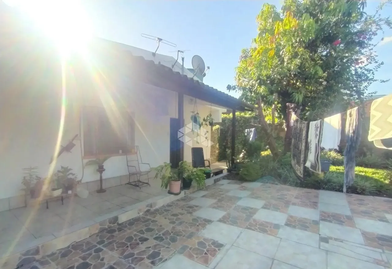 Casa Ampla de 3 dormitórios sendo 1 suíte. Garagem coberta 2 carros. Pátio frente e fundos