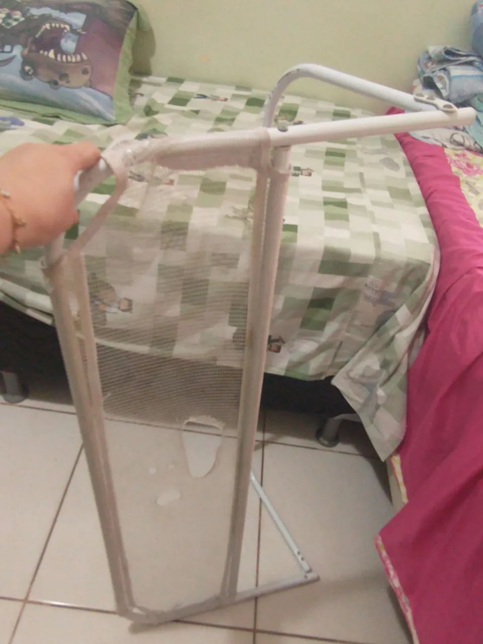 Protective guard rail for children's bed64330584318337122