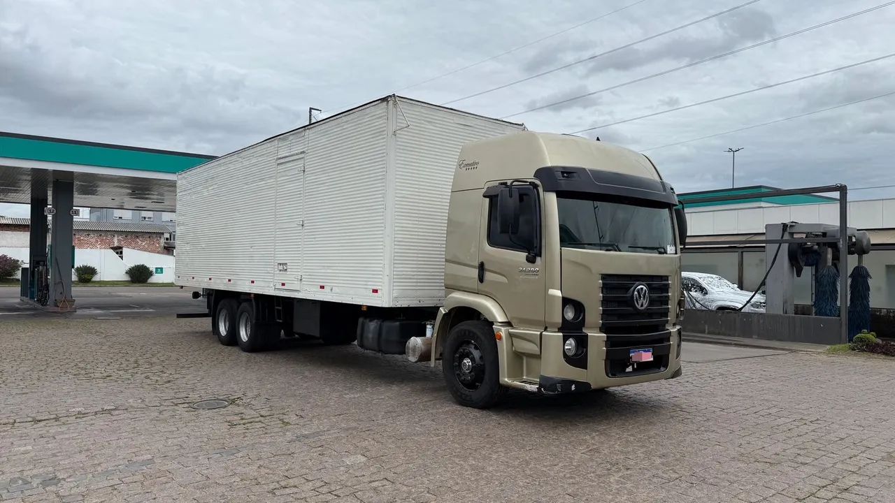 VOLKSWAGEN 24-280 6x2 ano 2013 Baú
