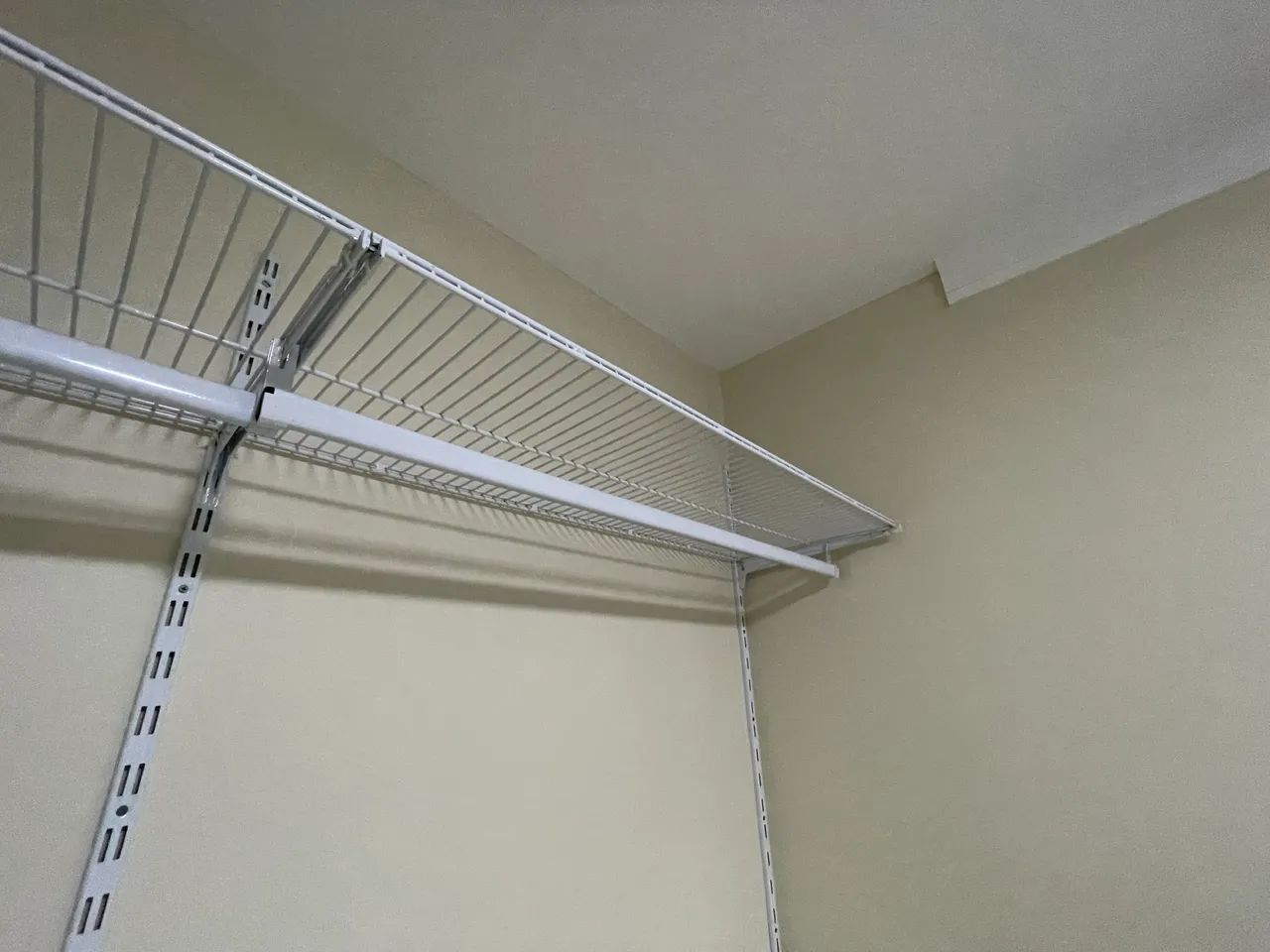 Closet de 2.20m L e 2m A e 2 prateleiras com cabideiro metálico e 6 prateleiras de MDF - Foto 3