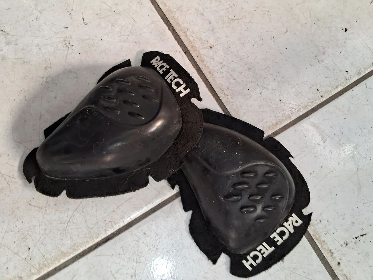 Joelheira,saboneteiras Race Tech - Equipamento de Proteção