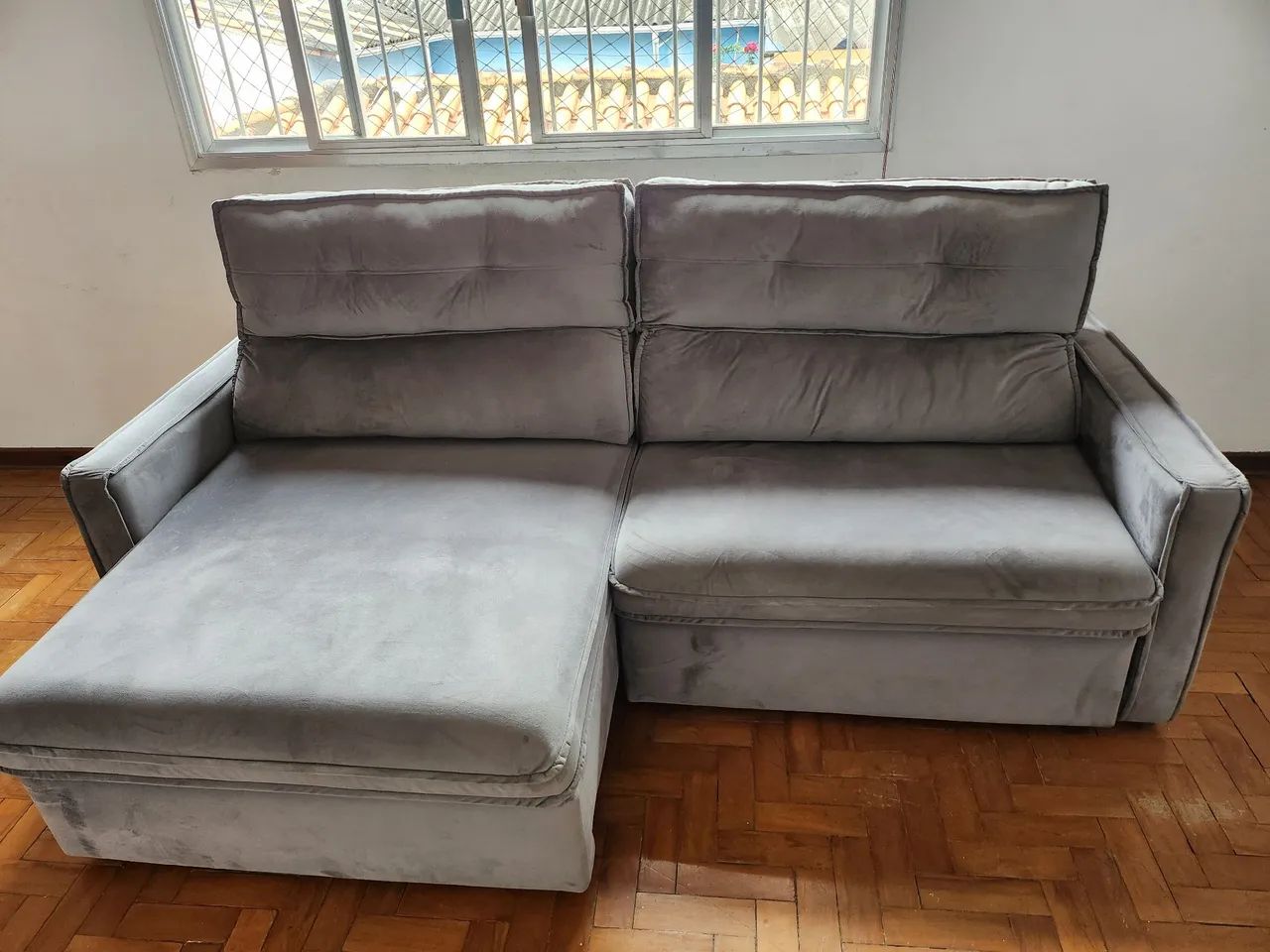 Sofá 4 lugares cinza em ótimo estado - Foto 2