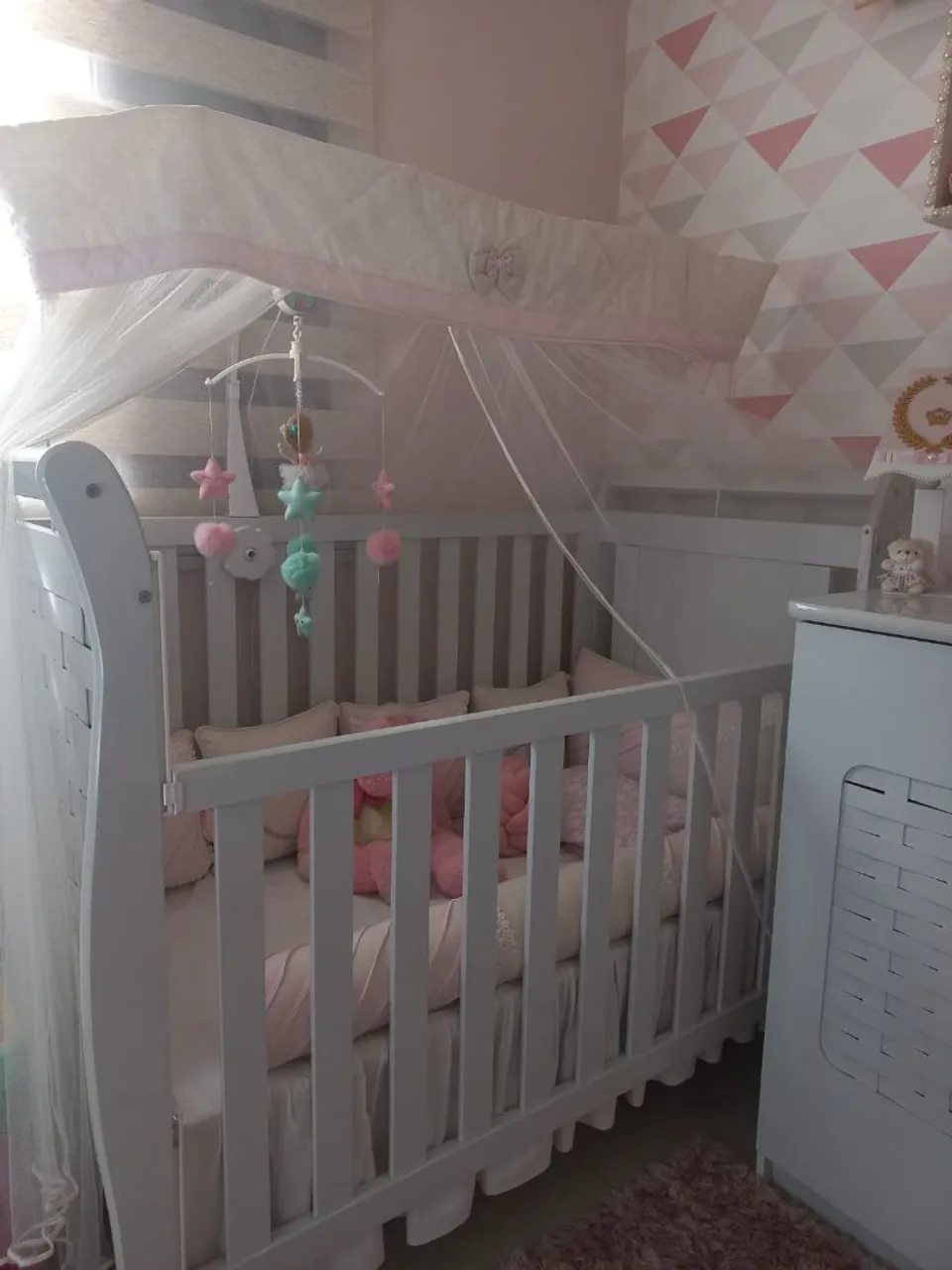 Berço de Bebê Branco com Mosquiteiro