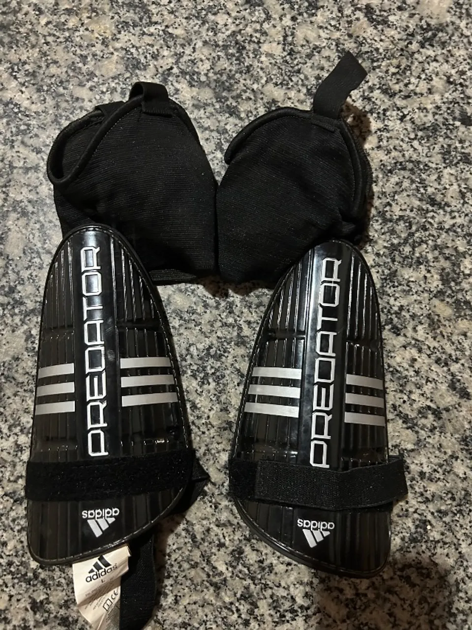 Caneleira Adidas