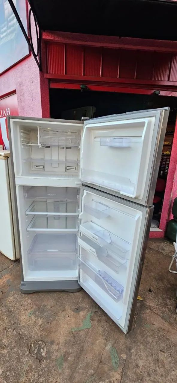 geladeira Electrolux inox TF51X 433l frost free gelando perfeitamente usada marcas de uso - Foto 2