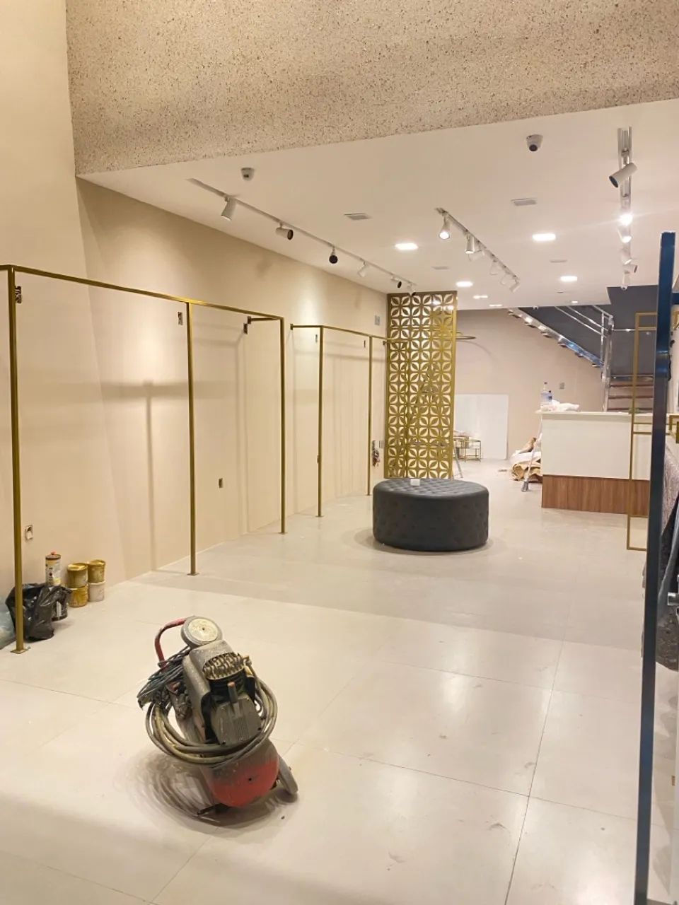 Arara em metalon dourado para loja  - Foto 2
