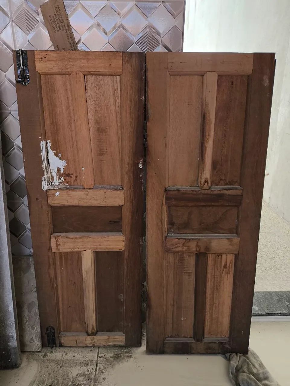 Porta e janelas de madeira maciça  para segurança residencial - Foto 2