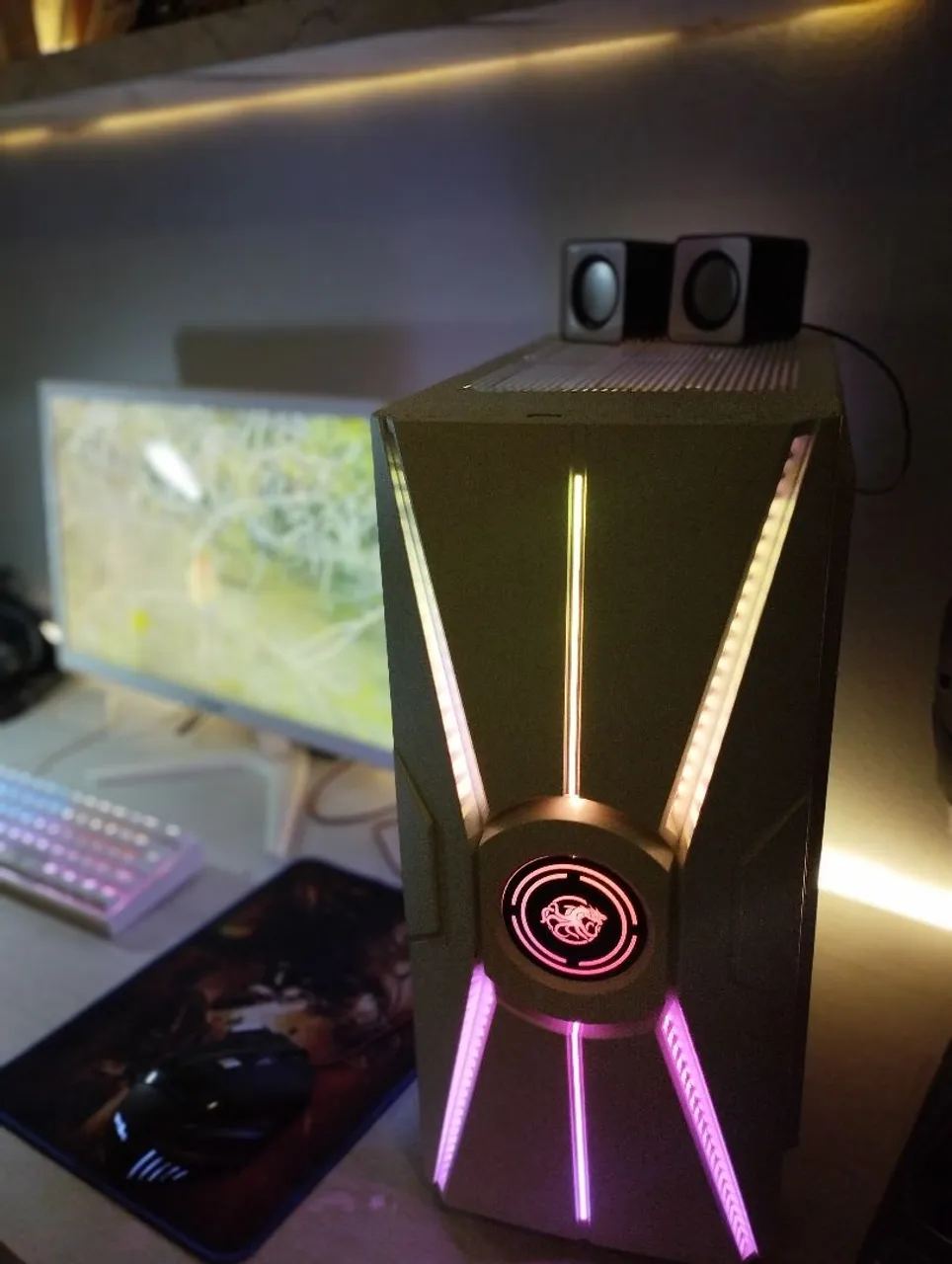PC Gamer com design moderno e iluminação RGB