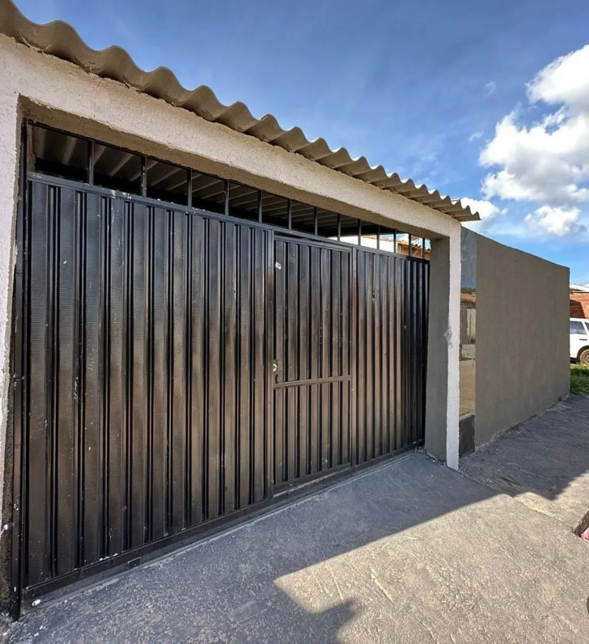 CASA A VENDA BEM ESPAÇOSA RECEM REFORMADA NO AURENY