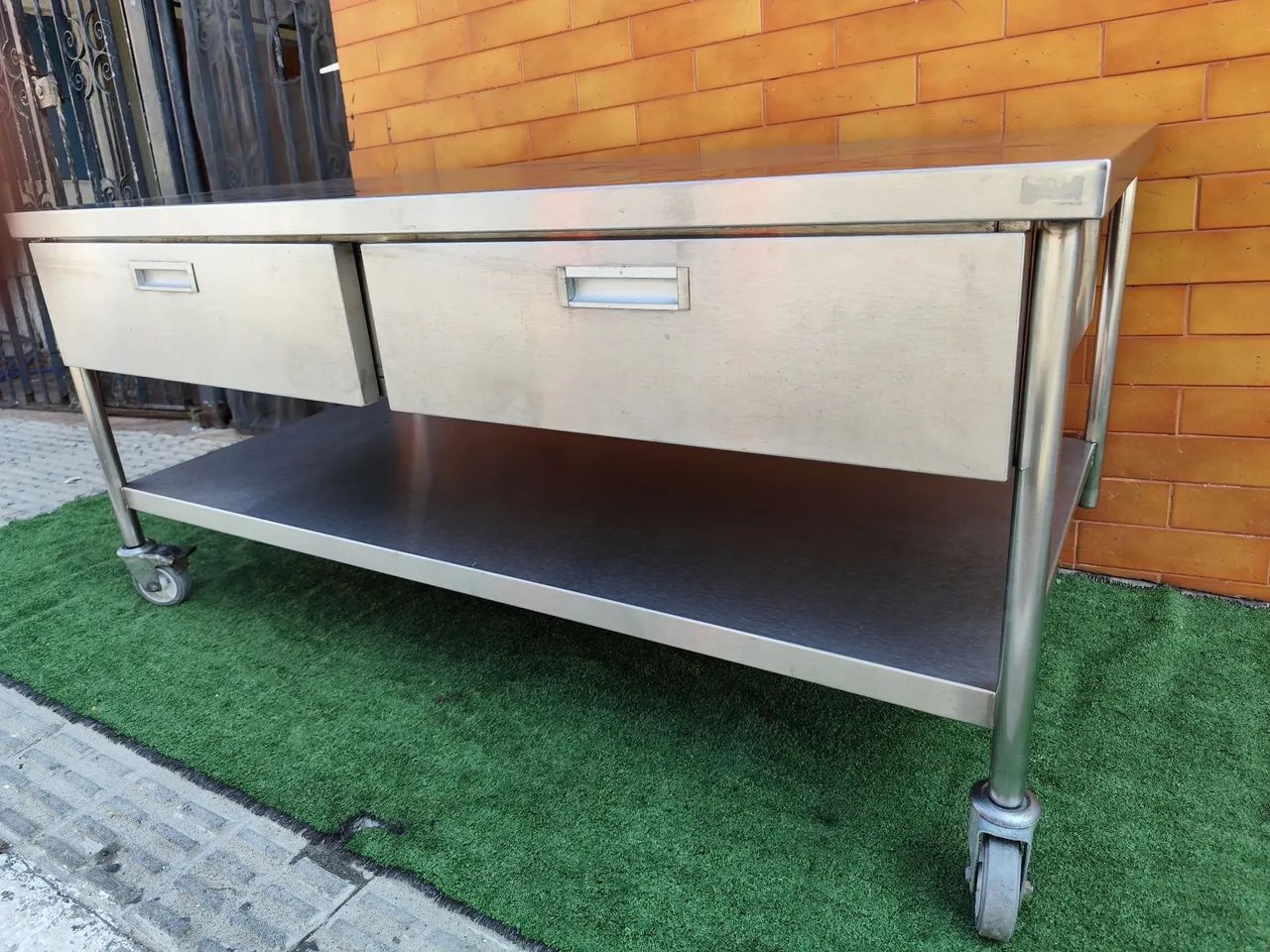 Mesa de Aço Inox com 2 Gavetas e Prateleira - Foto 3
