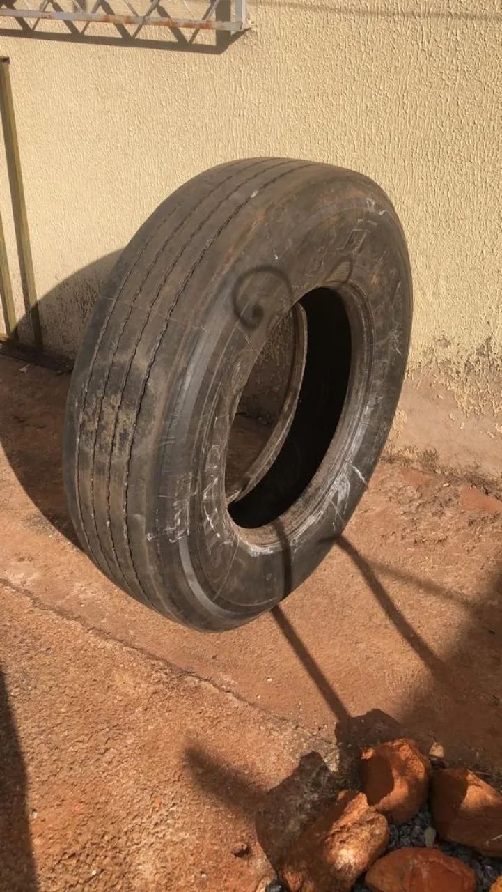 Pneu para caminhão Strada e Bridgestone 295