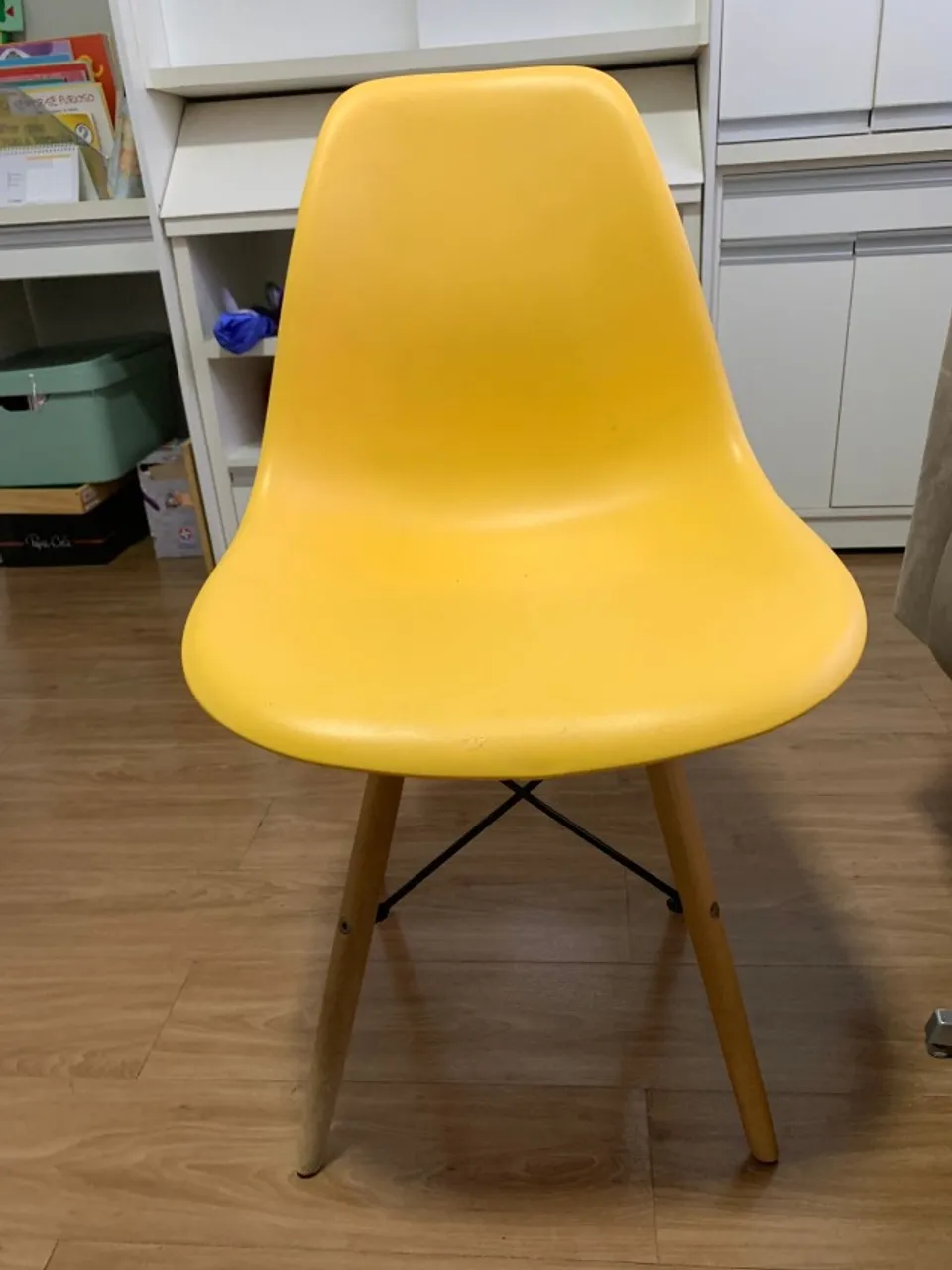 CADEIRA EAMES AMARELA