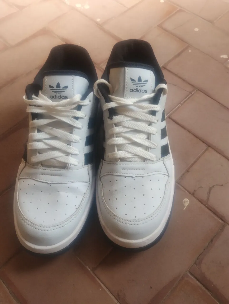 Tênis Adidas Branco com Detalhes em Preto
