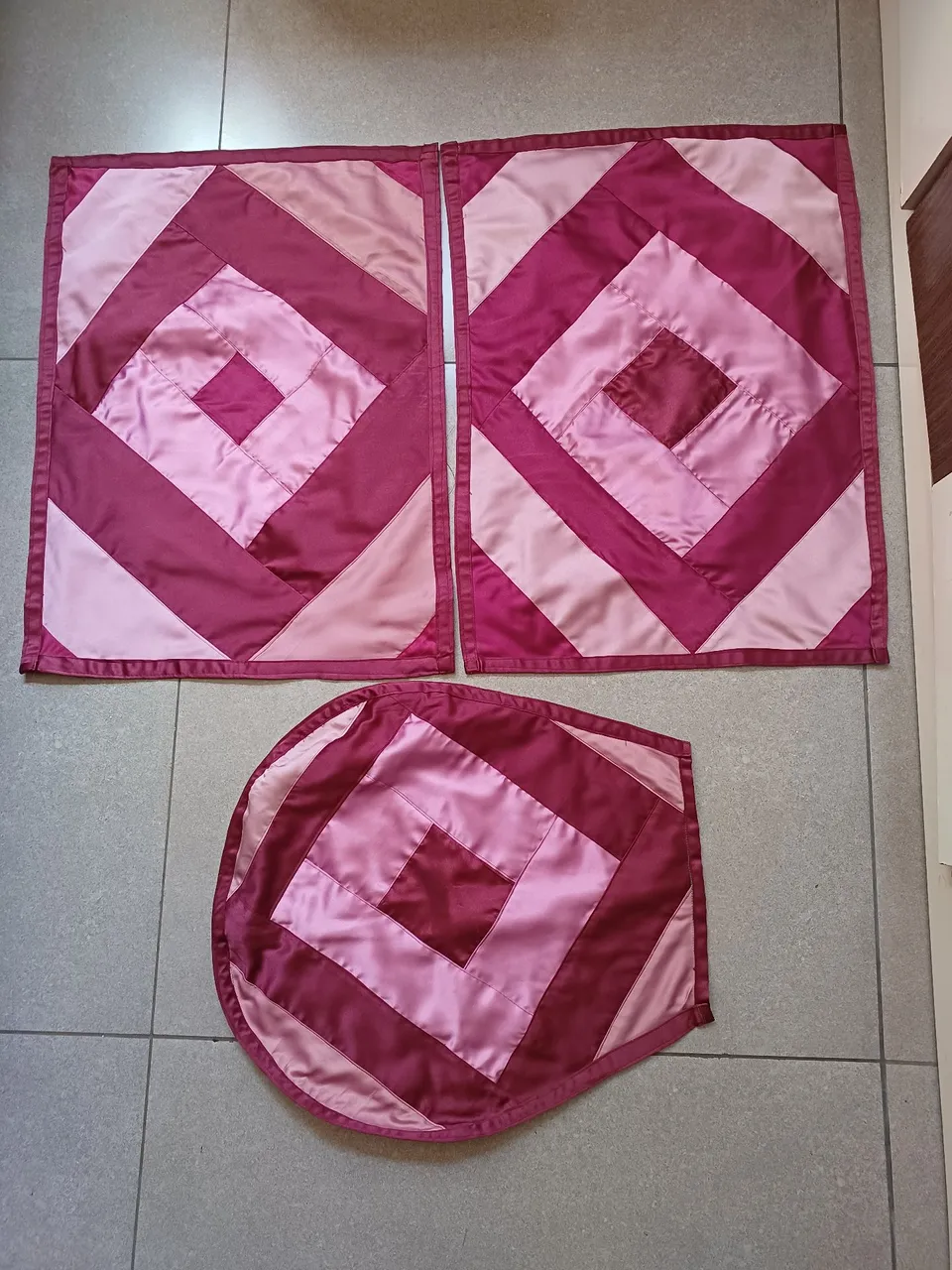 Jogo de banheiro patchwork em tons de rosa e vinho
