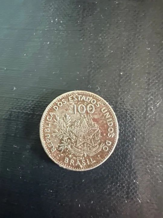 Moeda antiga de 100 Réis do Brasil