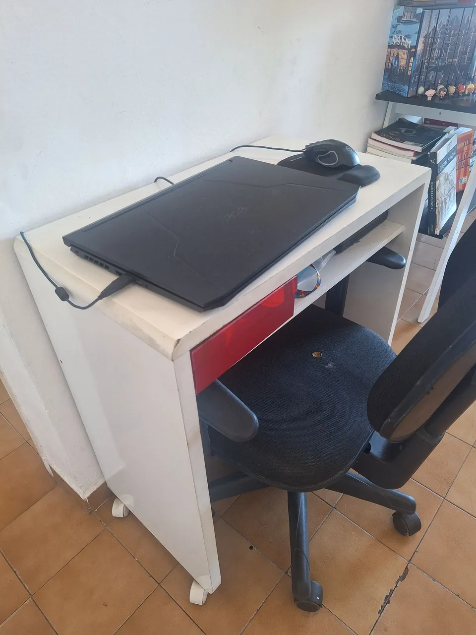 Mesa de escritório branca com prateleira em baixo