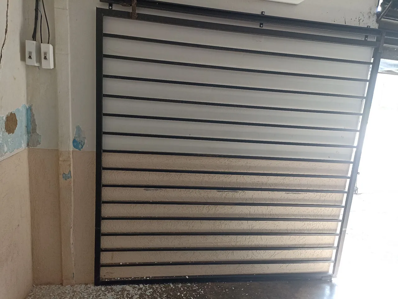 Portãode Grade de proteção com trilho de correrpara segurança residencial