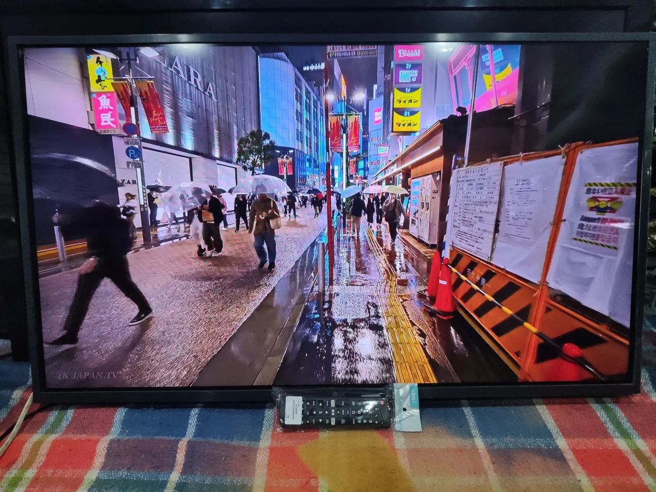 SMART TV LG 43 polegadas acompanha controle e cabo de força , não acompanha os pés.