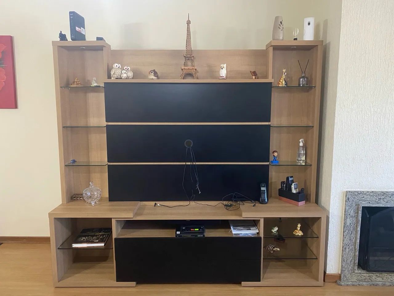 Rack de TV com duas gavetas fechadas e prateleiras e nicho para eletrônicos