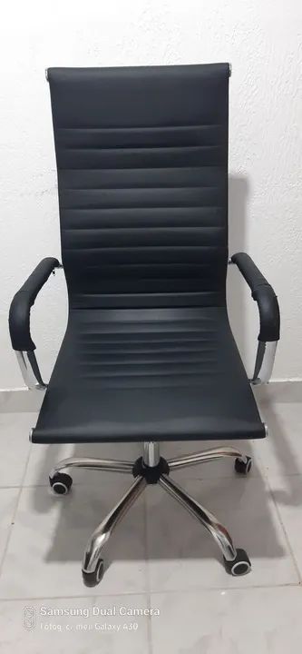 Cadeira de Escritório Giratória com Rodinhas em perfeito estado 