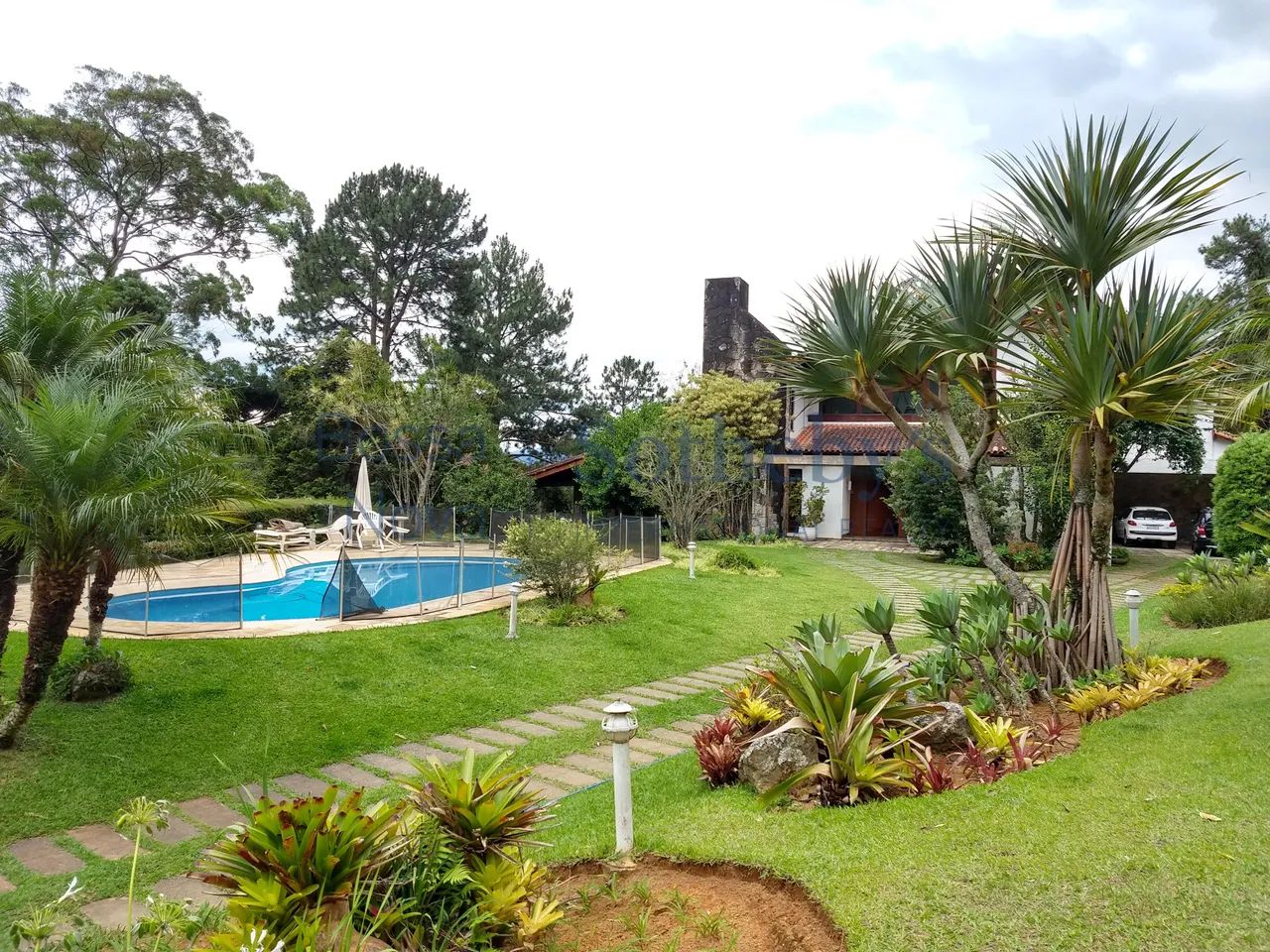 Casa com piscina e arquitetura sofisticada - Foto 3