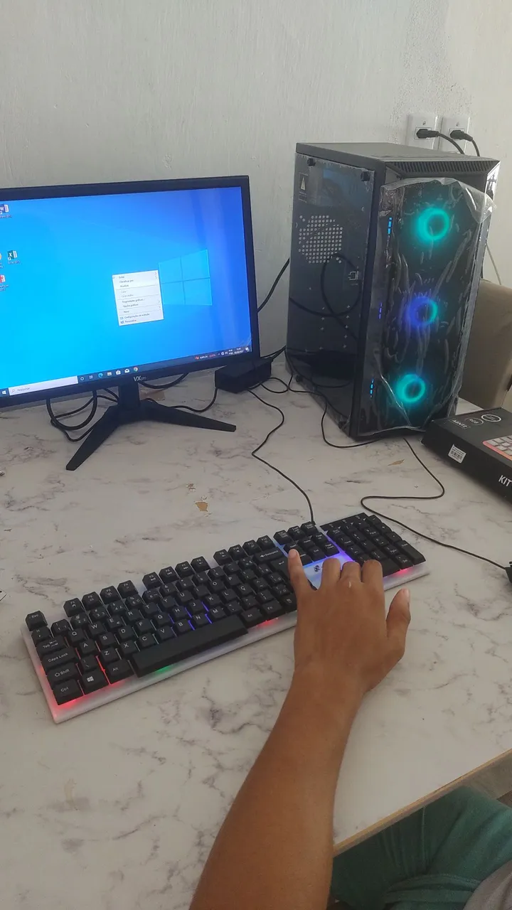PC Gamer com teclado RGB e monitor