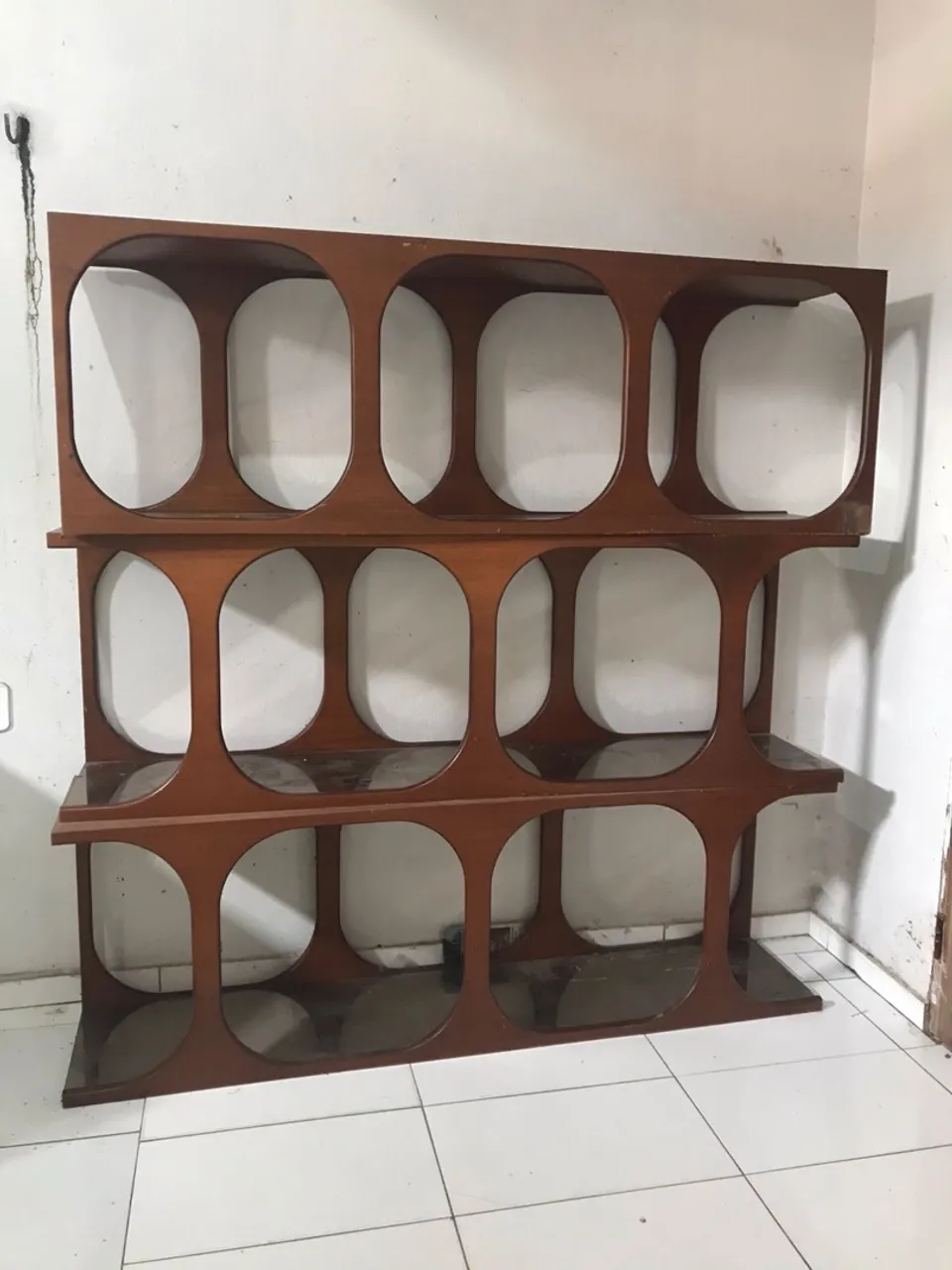 Estante de madeira com design moderno