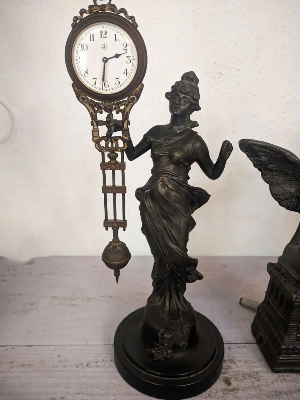 Relógio de mesa antigo com estatueta pendulete  - Foto 2