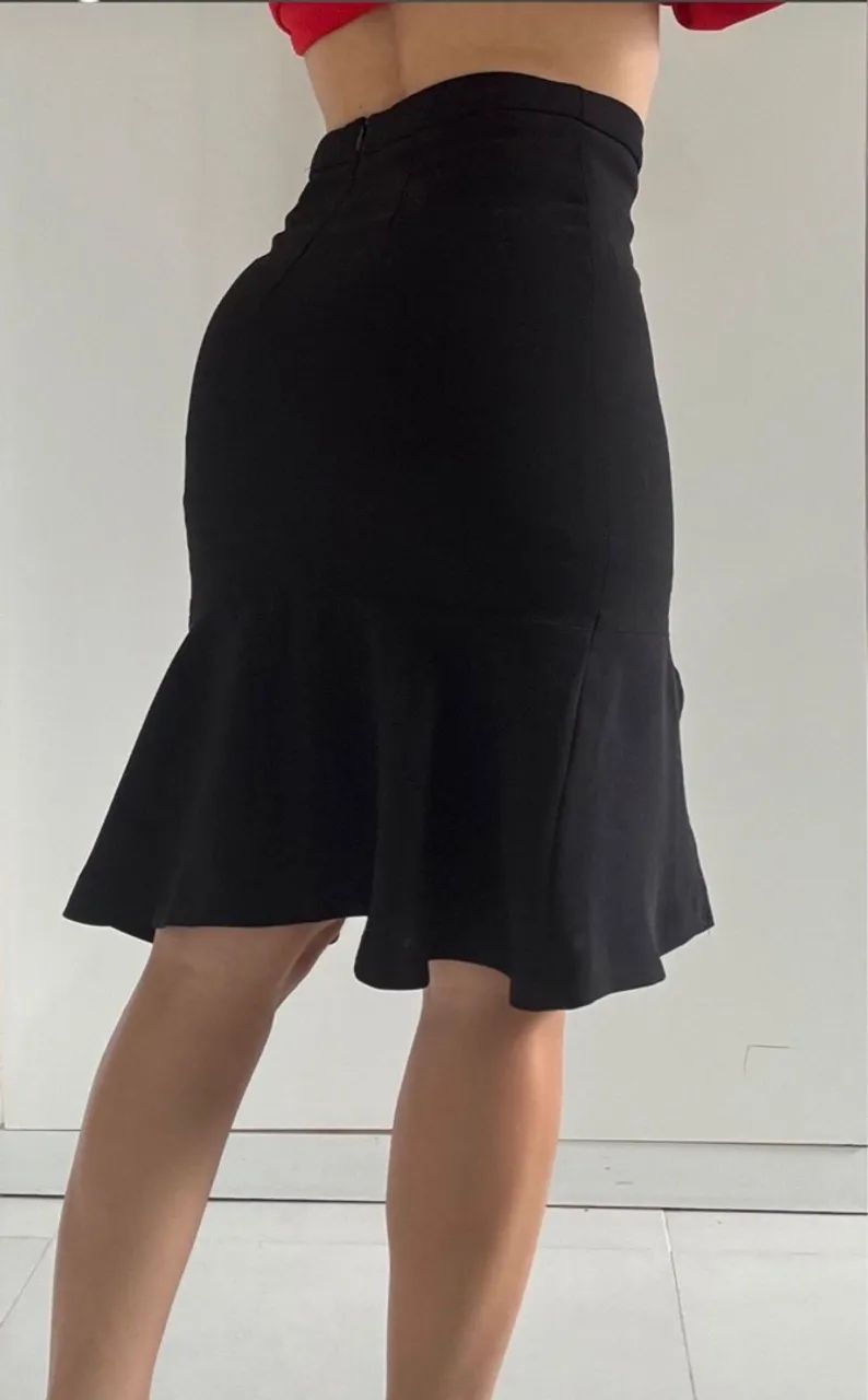 Saia preta com fenda e babado Zara - Foto 2