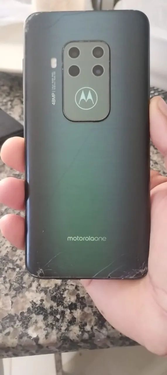 Moto one zoom 128 gb 4 câmeras tela quebrada ele liga  - Foto 2