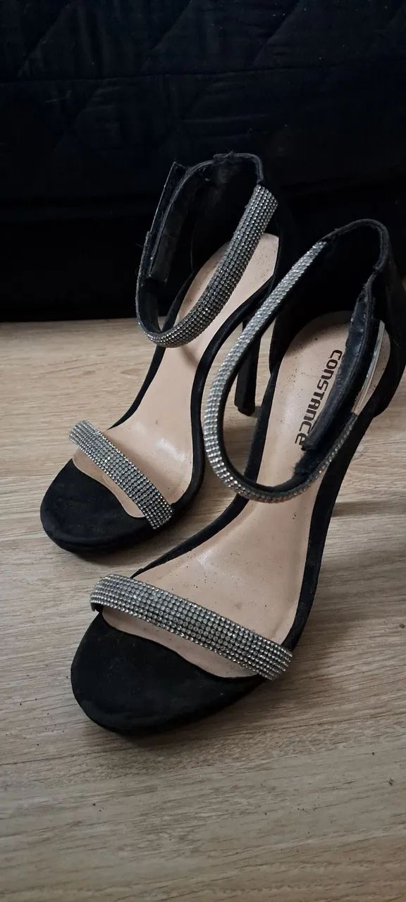 Sapato com detalhes de strass